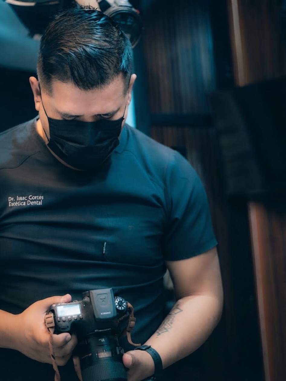 Dr. Issac Cortés documentando un caso